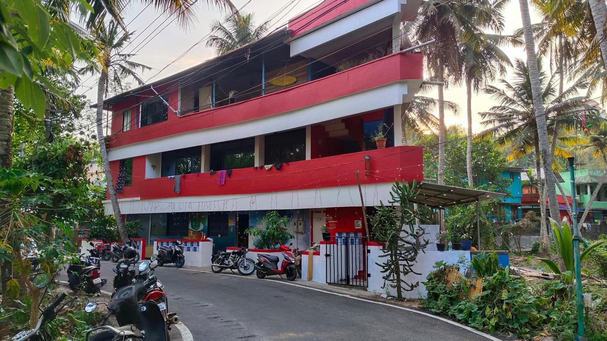 Abhi'S Cafe Avaduthura Kovalam Eksteriør bilde